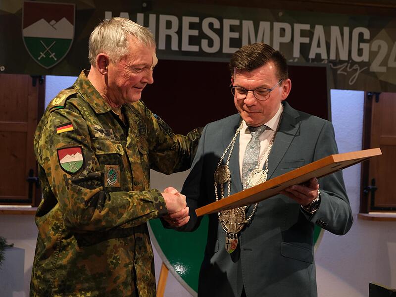 Im engen Austausch: Armin Warmuth und Michael Matz, Brigadegeneral der Bundeswehr in Hammelburg. Im engen Austausch: Armin Warmuth und Michael Matz, Brigadegeneral der Bundeswehr in Hammelburg.