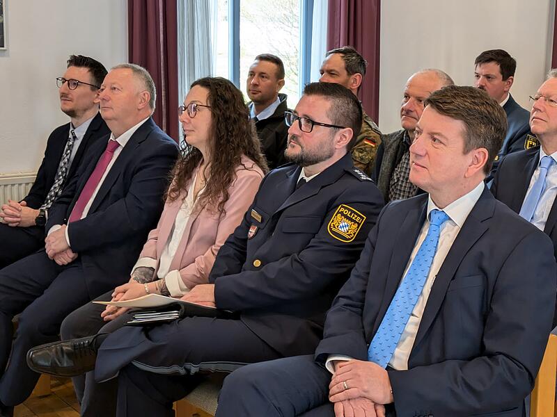 Einführung des neuen Dienststellenleiters der Polizeiinspektion Bad Brückenau. Das Bild zeigt von links: Bad Brückenaus Bürgermeister Jan Marberg, Landrat Thomas Bold, Anja und Stefan Preisendörfer sowie Sandro Kirchner. Einführung des neuen Dienststellenleiters der Polizeiinspektion Bad Brückenau. Das Bild zeigt von links: Bad Brückenaus Bürgermeister Jan Marberg, Landrat Thomas Bold, Anja und Stefan Preisendörfer sowie Sandro Kirchner.