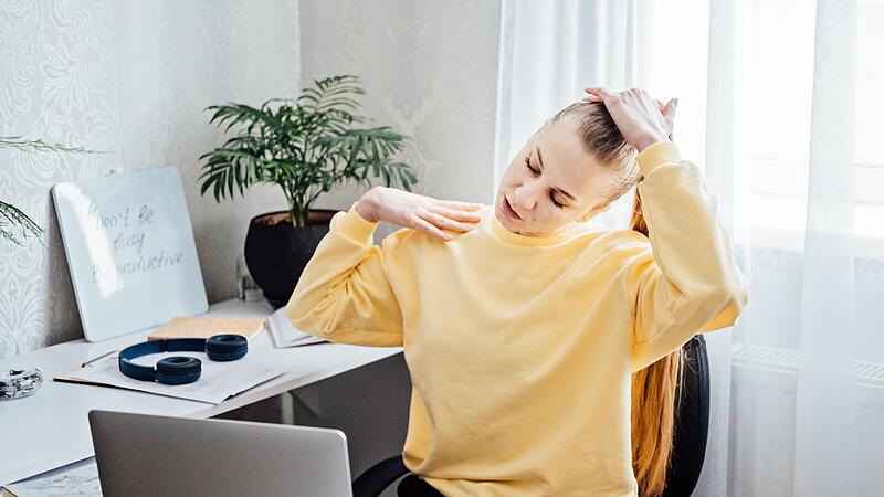 Auch im Büro lassen sich einfache Übungen einbauen, die zu einer Entlastung der Rückenmuskulatur führen.