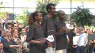 Tigist Assefa (v.l.), Yomif Kejelcha und Sabastian Sawe lassen sich in Herzogenaurach von Hunderten Mitarbeitern des Sportartikelherstellers feiern.