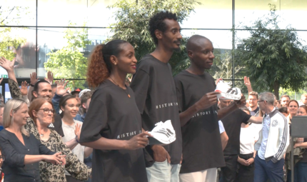 Tigist Assefa (v.l.), Yomif Kejelcha und Sabastian Sawe lassen sich in Herzogenaurach von Hunderten Mitarbeitern des Sportartikelherstellers feiern.