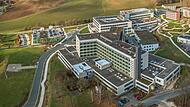 Blick auf das Gelände mit ehemaligem Klinikum (vorne) und dem Neubau in Lichtenfels. Noch zeichnet sich keine Lösung ab, wer das Klinikum Lichtenfels nach der Insolvenz von Regiomed übernimmt.