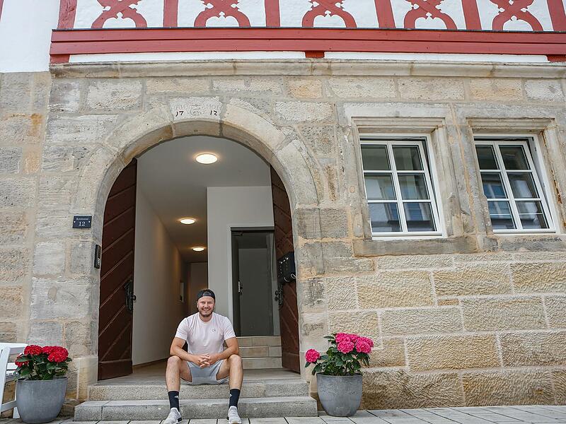 Knapp 400 Jahre alt ist das Haus in der Forchheimer Altstadt, das mal eine Getreidemühle war. In den 1970ern war im Erdgeschoss eine Autowerkstatt untergebracht – jetzt bietet Eichinger hier eine moderne Mietwohnung an.Forchheim & Fränkische Schweiz