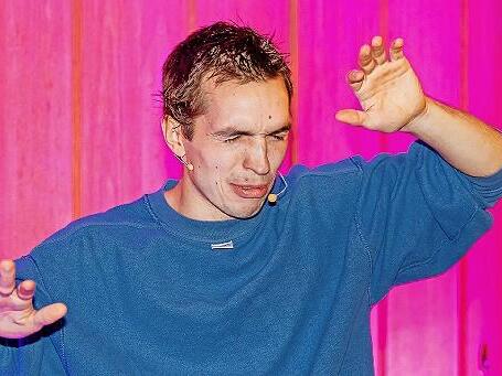 Der Büttenredner Winni Geuß hatte zu Beginn seines Vortrags noch mit Spätfolgen einer Zecherei zu kämpfen.