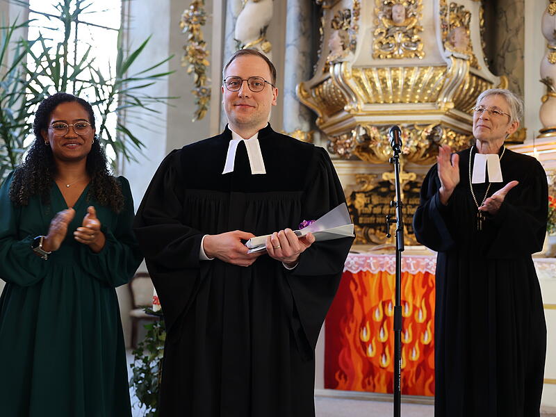 Applaus von der eigenen Ehefrau (links) und von Regionalbisch&ouml;fin Berthild Sachs. Pfarrer Frank Marx wurde in der St. Johannis-Kirche in Wirsberg ordiniert.