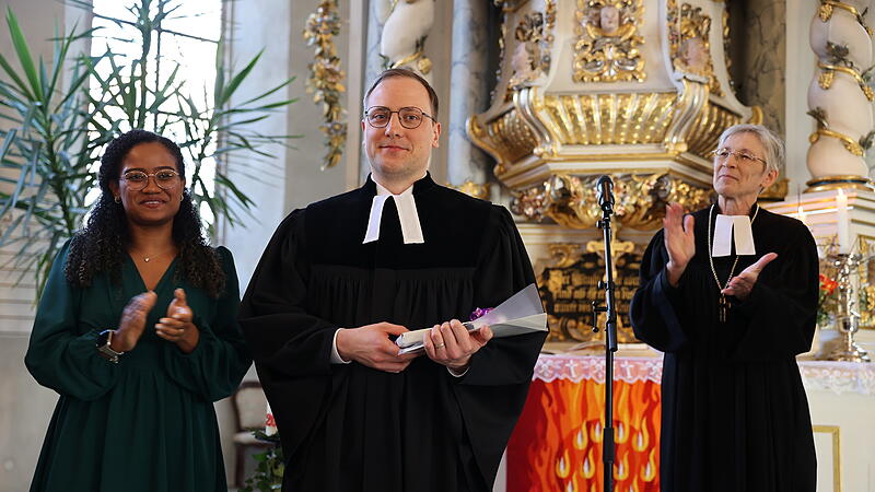 Applaus von der eigenen Ehefrau (links) und von Regionalbisch&ouml;fin Berthild Sachs. Pfarrer Frank Marx wurde in der St. Johannis-Kirche in Wirsberg ordiniert.