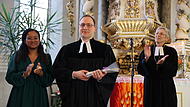 Applaus von der eigenen Ehefrau (links) und von Regionalbisch&ouml;fin Berthild Sachs. Pfarrer Frank Marx wurde in der St. Johannis-Kirche in Wirsberg ordiniert.