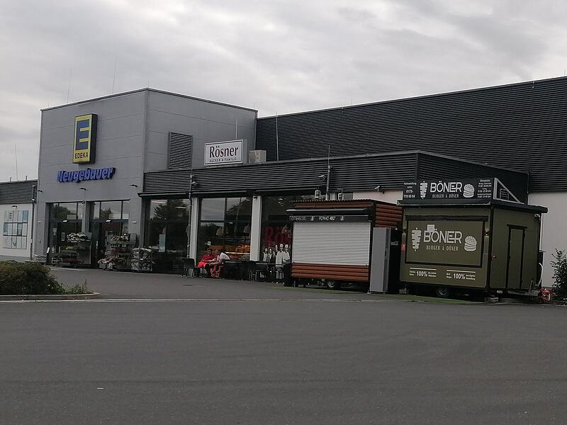 Der Böner-Imbiss vor dem Edaka und der Bäckerei Rösner in Dormitz.Forchheim & Fränkische Schweiz Der Böner-Imbiss vor dem Edaka und der Bäckerei Rösner in Dormitz.Forchheim & Fränkische Schweiz