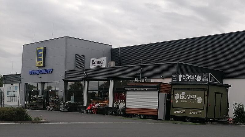 Der Böner-Imbiss vor dem Edaka und der Bäckerei Rösner in Dormitz.Forchheim & Fränkische Schweiz Der Böner-Imbiss vor dem Edaka und der Bäckerei Rösner in Dormitz.Forchheim & Fränkische Schweiz
