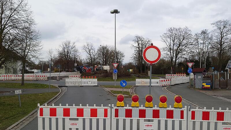 Der Karpfenkreisel in Höchstadt hat sich in eine Großbaustelle verwandelt. Auf der Staatsstraße geht in Nord-Süd-Richtung nichts mehr. Der Karpfenkreisel in Höchstadt hat sich in eine Großbaustelle verwandelt. Auf der Staatsstraße geht in Nord-Süd-Richtung nichts mehr.