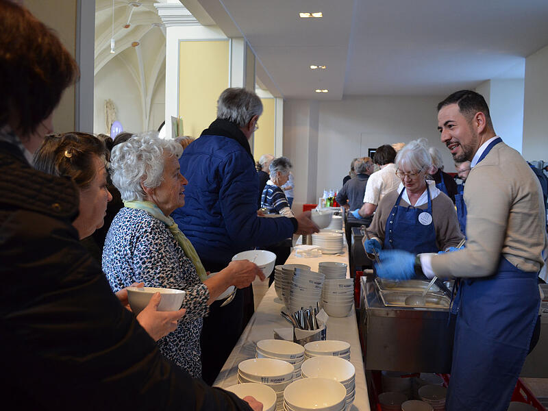 Vesperkirche 2025Vesperkirche 2025 „Guten Appetit“, wünscht Can Aydin den Gästen.