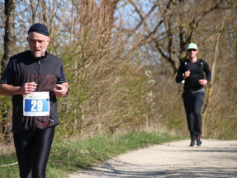 Strahlender Sonnenschein, aber nur niedrige Plusgrade erwartete die L&auml;ufer beim 19. Obermain-Marathon rund um Bad Staffelstein. Die Marathon-Strecke f&uuml;hrte wieder an den beiden Wahrzeichen der Kurstadt, dem Kloster Banz und der Basilika Vierzehnheiligen vorbei.