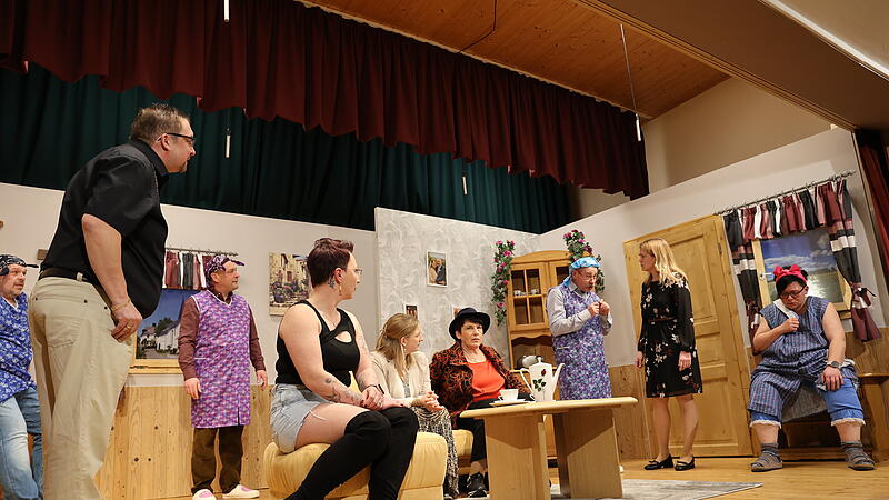 Alle vereint: Die M&auml;nner vom Club der Pantoffelhelden, Richie Naumann (Julian Hildner&ldquo;, die verruchte Barfrau Carmen (Marina G&ouml;ppner), die Ehefrauen und Hausmeisterin Christine Zausel (Nicole Kratkai).