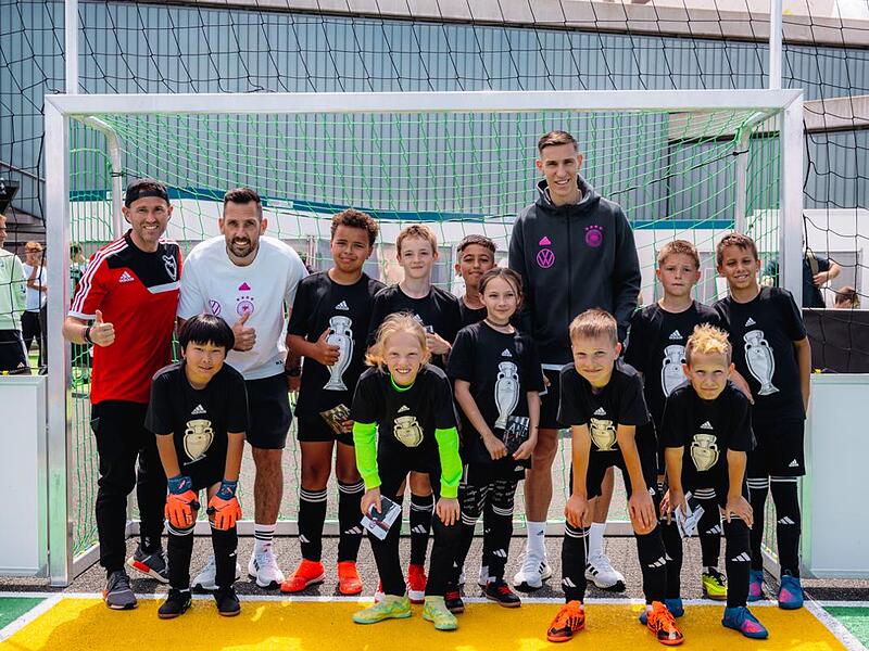 Auch mit dem Jugendteam des ASV Herzogenaurach machte Nationalspieler Nico Schlotterbeck ein Mannschaftsfoto. Auch mit dem Jugendteam des ASV Herzogenaurach machte Nationalspieler Nico Schlotterbeck ein Mannschaftsfoto.
