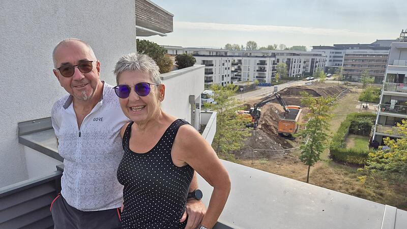 Angelika und Harald D&ouml;tschel beobachten von ihrem Balkon aus die Baustelle: An eine Aussicht ohne Haufen k&ouml;nnen sie sich kaum noch erinnern