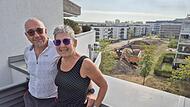 Angelika und Harald Dötschel beobachten von ihrem Balkon aus die Baustelle: An eine Aussicht ohne Haufen können sie sich kaum noch erinnern