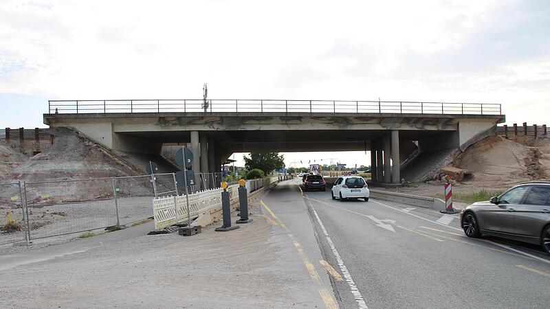 Die alte A-3-Br&uuml;cke (hinten) &uuml;ber die B&nbsp;470 bei Gremsdorf wartet auf die Abrissbagger. Die neue Br&uuml;cke f&uuml;r die Fahrbahnen Richtung N&uuml;rnberg ist bereits fertig.