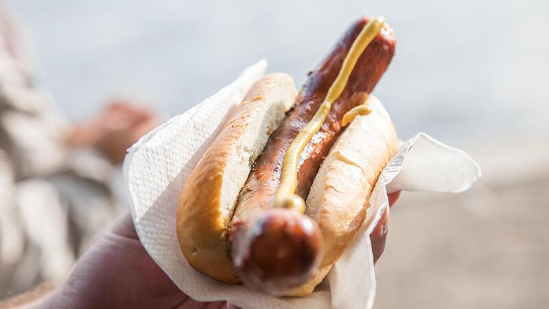 Bratwurst mit Senf ist für so manchen Franken das höchste der Gefühle.Forchheim & Fränkische Schweiz Bratwürste dürfen bei keinem Grillfest fehlen, auch nicht am Wochenende beim Kellerfest in Staffelbach.
