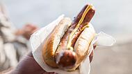 Bratwurst mit Senf ist für so manchen Franken das höchste der Gefühle.Forchheim & Fränkische Schweiz Bratwürste dürfen bei keinem Grillfest fehlen, auch nicht am Wochenende beim Kellerfest in Staffelbach.