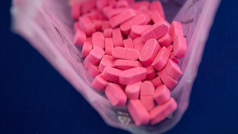 F&uuml;r zwei Dealer soll ein Mann Ecstasy-Tabletten in seiner Wohnung gebunkert haben. Jetzt hat er  sich vor dem  Bad Kissinger Sch&ouml;ffengericht verantwortet.