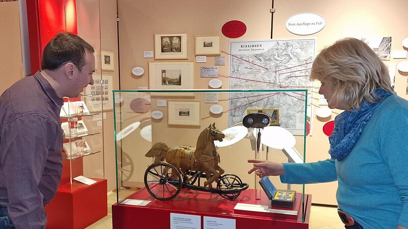 Museumsmitarbeiter Marcel B&uuml;hner und Museumsleiterin Annette Sp&auml;th freuen sich &uuml;ber die &bdquo;Sandberger Pferde&ldquo; als Leihgabe aus der Kaiservilla in Bad Ischl.