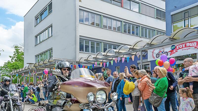 Über 1500 Leute ließen sich das beliebte Event nicht entgehen und feierten zusammen mit dem Organisationsteam den 30. Toy Run. Über 1500 Leute ließen sich das beliebte Event nicht entgehen und feierten zusammen mit dem Organisationsteam den 30. Toy Run.