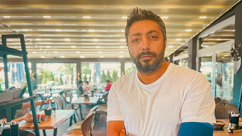 Adem Deliduman betreibt das Adem's Restaurant im Gewerbepark in Heßdorf seit 2016. Er schätzt, dass die Hälfte der Kundschaft durch die Straßensperrung wegbleiben wird.