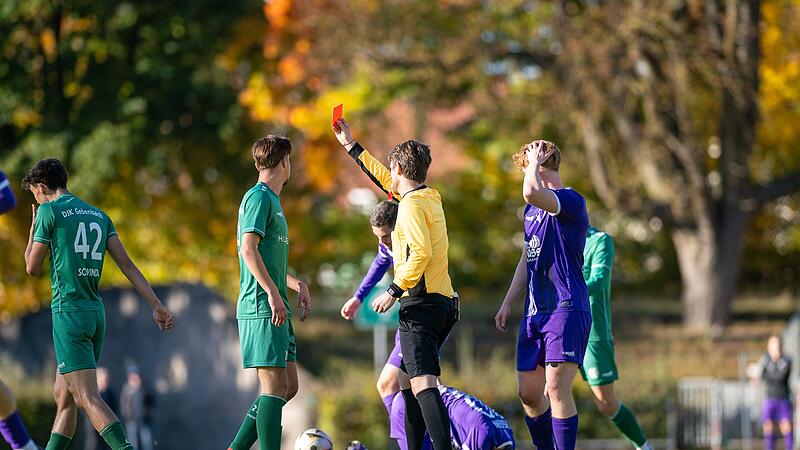 Gebenbachs Jonas Schwindl (links) sah in der 85. Minute Gelb-Rot, nachdem er Luis N&uuml;&szlig;lein abger&auml;umt hatte. Die Punkte nahm die DJK trotzdem aus Bamberg mit.
