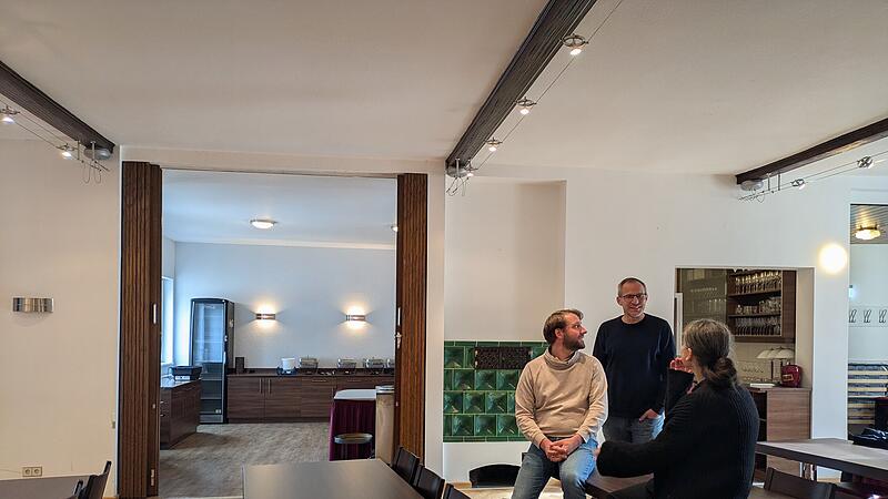 Kilian Düring (l.), Stefan Richter und Ines-Ulrike Rudolph besprechen die Treibhaus-Menus im Veranstaltungssaal des El Moro. Kilian Düring (l.), Stefan Richter und Ines-Ulrike Rudolph besprechen die Treibhaus-Menus im Veranstaltungssaal des El Moro.