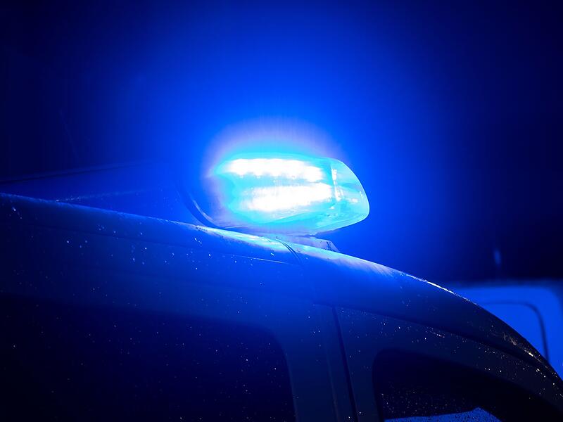 Ein Blaulicht leuchtet auf dem Dach eines Polizeiwagens