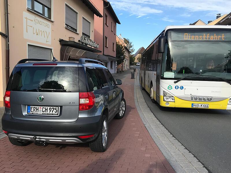 Die 150 Meter lange rote Pflasterfläche in der Brückenstraße sieht aus wie ein Radweg, ist aber gar keiner. Hier parken öfters auch mal Autos. Die 150 Meter lange rote Pflasterfläche in der Brückenstraße sieht aus wie ein Radweg, ist aber gar keiner. Hier parken öfters auch mal Autos.