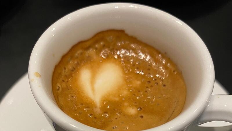 Wer einen hei&szlig;en Kaffee mit einem Schuss Milch bestellt, muss 19 Prozent Mehrwertsteuer bezahlen. F&uuml;r eine Latte macchiato &ndash; also mehr Milch, weniger Kaffee &ndash; fallen hingegen nur sieben Prozent an.