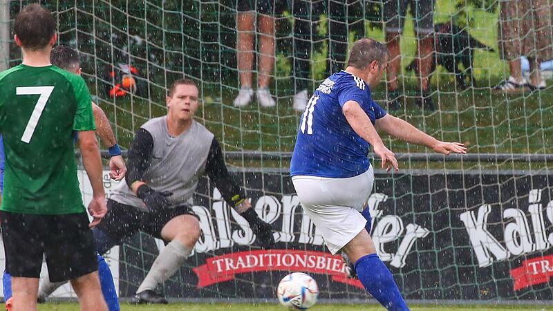 Im Hinspiel beim TSV Neukenroth traf Trainer Marcel Kutzelmann vom Punkt gegen Leon Wolf. Sein TSV Burgebrach verlor trotzdem mit 1:6.