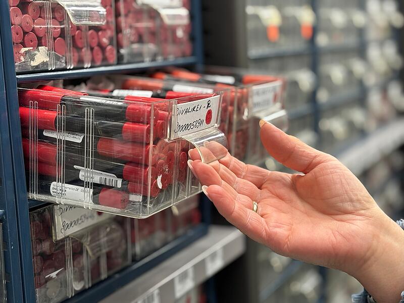 „Das ist unsere Bibliothek“, sagt Martin Redel, Geschäftsführer des Fertigungswerks von Schwan Cosmetics in Heroldsberg, über das Lager mit den Farbmustern für Kosmetikstifte. Hier lagern 12.000 verschiedene Farben und jedes Jahr kommen 2500 neue dazu. „Das ist unsere Bibliothek“, sagt Martin Redel, Geschäftsführer des Fertigungswerks von Schwan Cosmetics in Heroldsberg, über das Lager mit den Farbmustern für Kosmetikstifte. Hier lagern 12.000 verschiedene Farben und jedes Jahr kommen 2500 neue dazu.