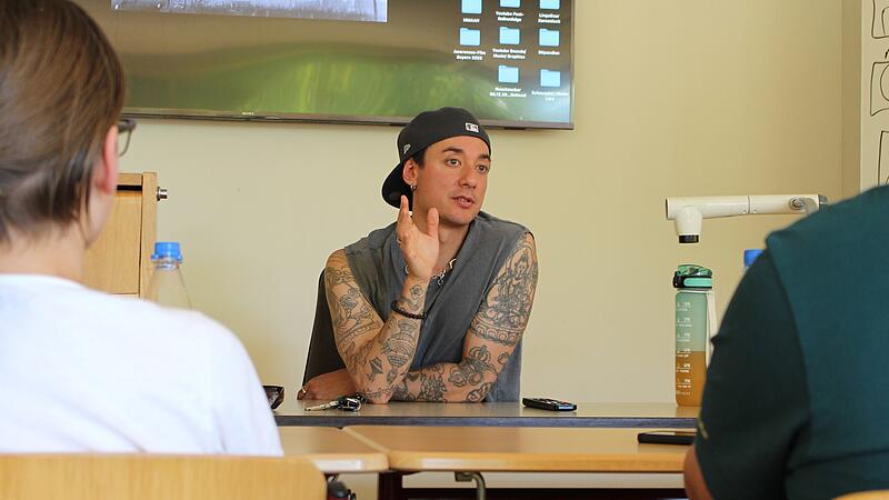 Filmworkshop der Br&uuml;ckenauer Rh&ouml;nallianz: Regisseur Lars Tae-Zun Kempel erkl&auml;rt den Jugendlichen, worauf es ankommt.