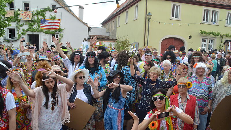 Gute Stimmung herrschte 2017 in Rödelsee, als die Rödelseer die Radio-Charivari-Wette gewannen und ihren Ort in ein" Little Woodstock" verwandelten. Gute Stimmung herrschte 2017 in Rödelsee, als die Rödelseer die Radio-Charivari-Wette gewannen und ihren Ort in ein" Little Woodstock" verwandelten. 