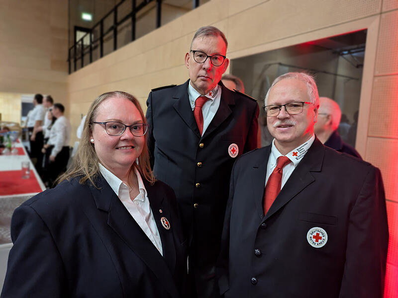 Michaela K&uuml;hn, Bereitschaftsleiterin f&uuml;r M&uuml;nnerstadt des BRK Bad Kissingen w&uuml;nscht sich Frieden und Gesundheit. Ihr Mann Burkard K&uuml;hn (rechts), Kreisbereitschaftleiter, w&uuml;nscht sich einen guten Verlauf der vereinsinternen Wahlen. Sein Stellvertreter Mike Mast hat dem nichts hinzuzuf&uuml;gen.
