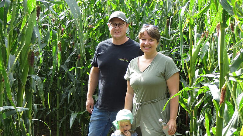 Die K&ouml;pfe hinter dem Labyrinth: Paul Einwich und Janine Simanek mit T&ouml;chterchen Maila