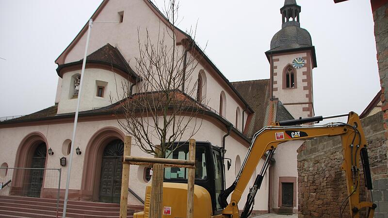 In Untererthal wird gerade das Kirchenumfeld neu gestaltet. Der B&uuml;rgermeister k&uuml;ndigte an, dass die Ma&szlig;nahme bis zur Christmette 2024 fertig sein d&uuml;rfte und erhielt daf&uuml;r in der B&uuml;rgerversammlung Applaus.