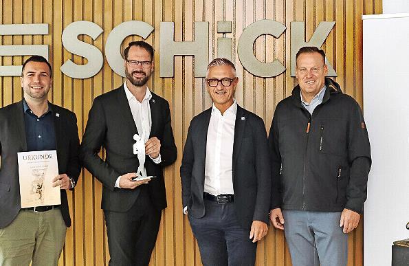 Unser Foto zeigt die Geschäftsführer des Bauunternehmens Anton Schick GmbH mit der Auszeichnung.
