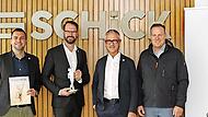 Unser Foto zeigt die Geschäftsführer des Bauunternehmens Anton Schick GmbH mit der Auszeichnung.