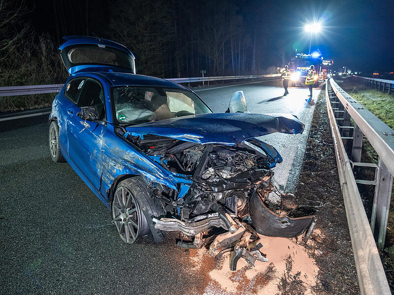 Unfall am Abend: Ein BMW war auf der A70 im Landkreis Kulmbach in die Leitplanke gekracht.