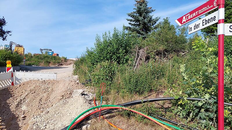 Die Erschlie&szlig;ung im Baugebiet &bdquo;In der Ebene&ldquo; in Priesendorf l&auml;uft. 160 Euro wird hier der Quadratmeter erschlossenen Baulandes kosten. Auch W&auml;rme kommt hier &uuml;ber die &ouml;ffentliche Infrastruktur ins Haus.