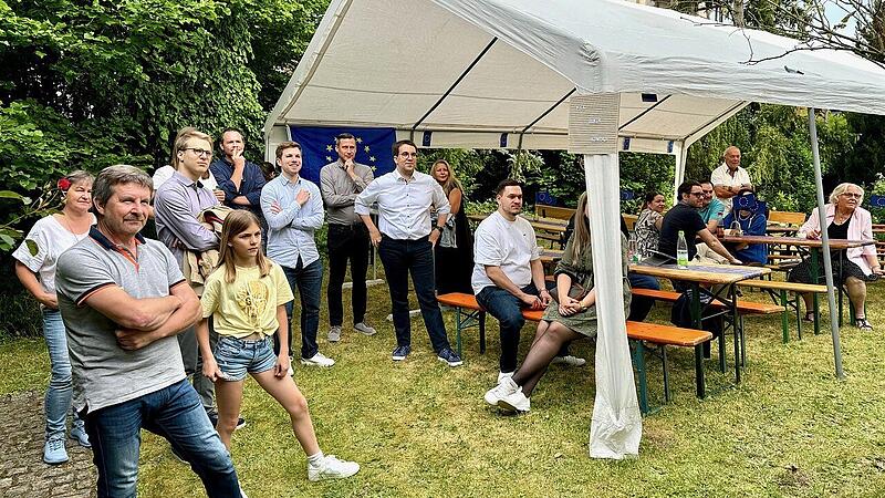 Spannung bei der Wahlparty im Garten von CSU-Kandidaten Konrad K&ouml;rner.
