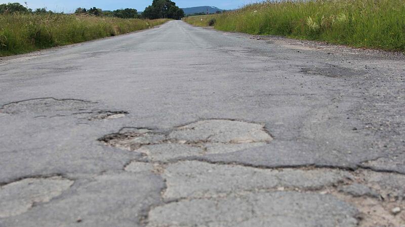 Meeder saniert Straßen und sperrt sie für schwere Laster Der jahrzehntelangen Belastung durch den Schwerlastverkehr mussten die Gemeindeverbindungsstraßen rund um Sulzdorf und Kösfeld erheblichen Tribut zollen. Jetzt sollen sie mit einer neuen Deckschicht saniert werden.