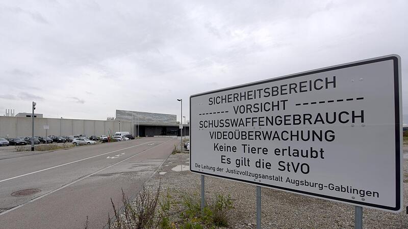 Ein Warnschild steht vor der Justizvollzugsanstalt Augsburg-Gablingen.