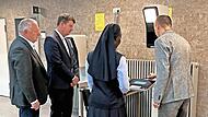 Sebastian Fiedler von der Ausländerbehörde (rechts) demonstriert Landrat Thomas Bold und Innenstaatssekretär Sandro Kirchner (von links), wie schnell ein Lichtbild am PointID erstellt werden kann.