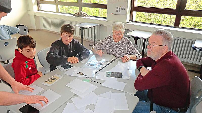 Jung und Alt im Generationen-Memory vertieft.OGS Mittelschule Burkardroth Jung und Alt im Generationen-Memory vertieft.OGS Mittelschule Burkardroth