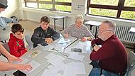Jung und Alt im Generationen-Memory vertieft.OGS Mittelschule Burkardroth
