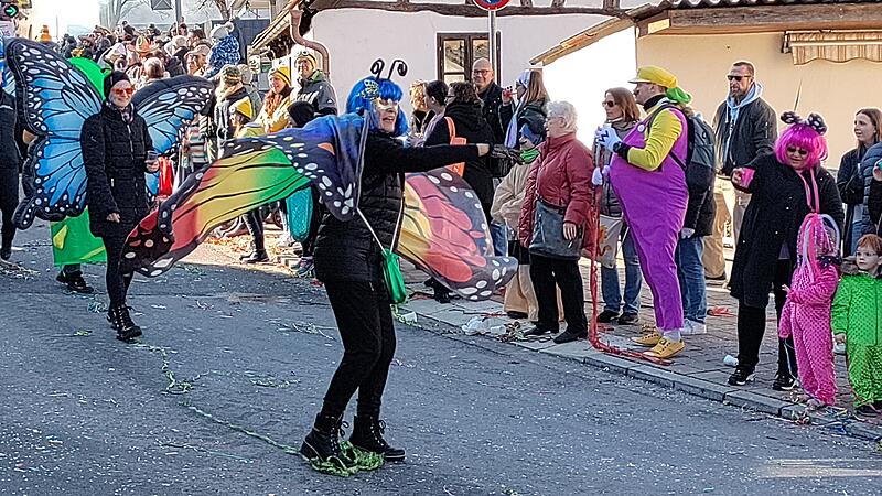 Bunte Schmetterlinge gr&uuml;&szlig;en die Zuschauer.